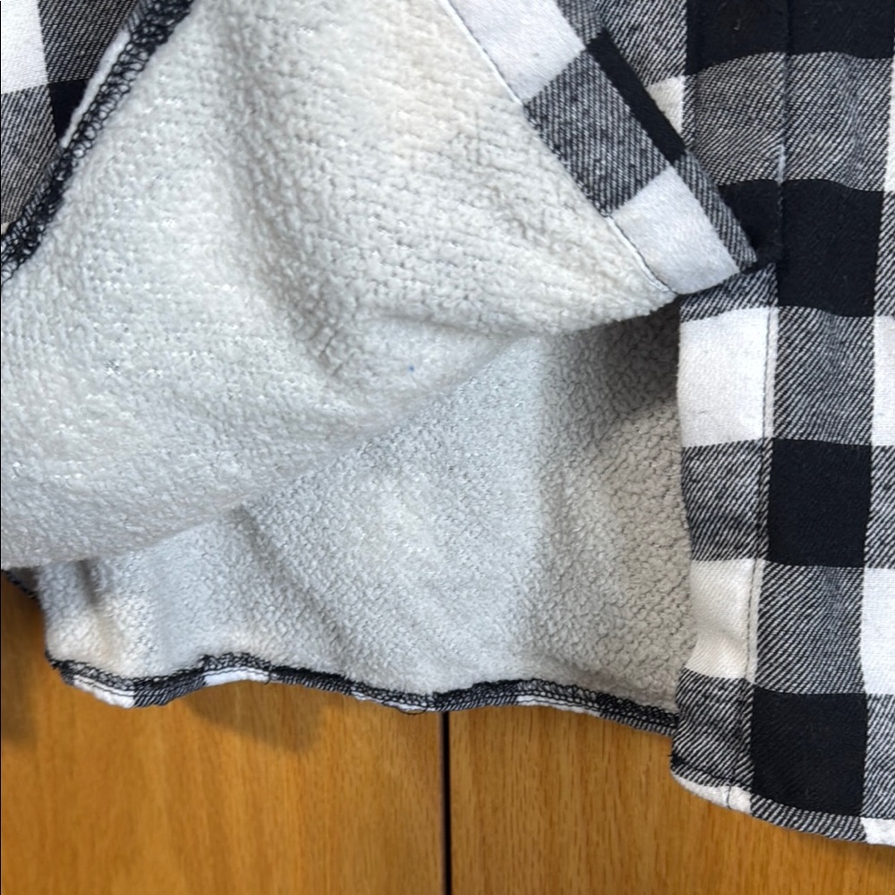 Women’s e.Luna Black and White Checkered Button-Up Flannel - Picture 5 of 5